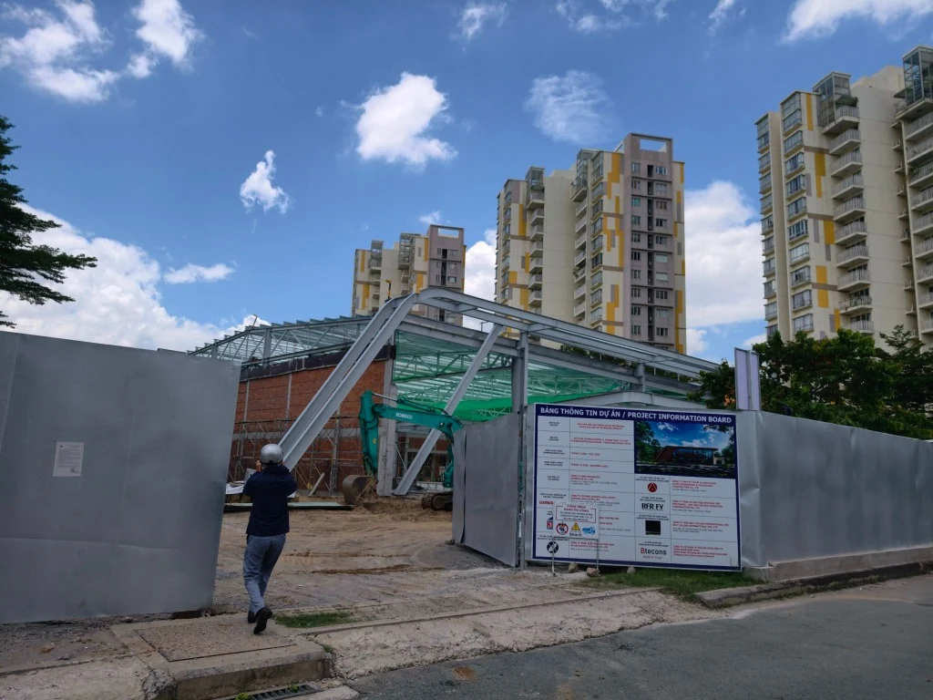 Giá bán Norton Park: Cổng công trường Sales Gallery với bảng thông tin dự án và khung thép đang thi công