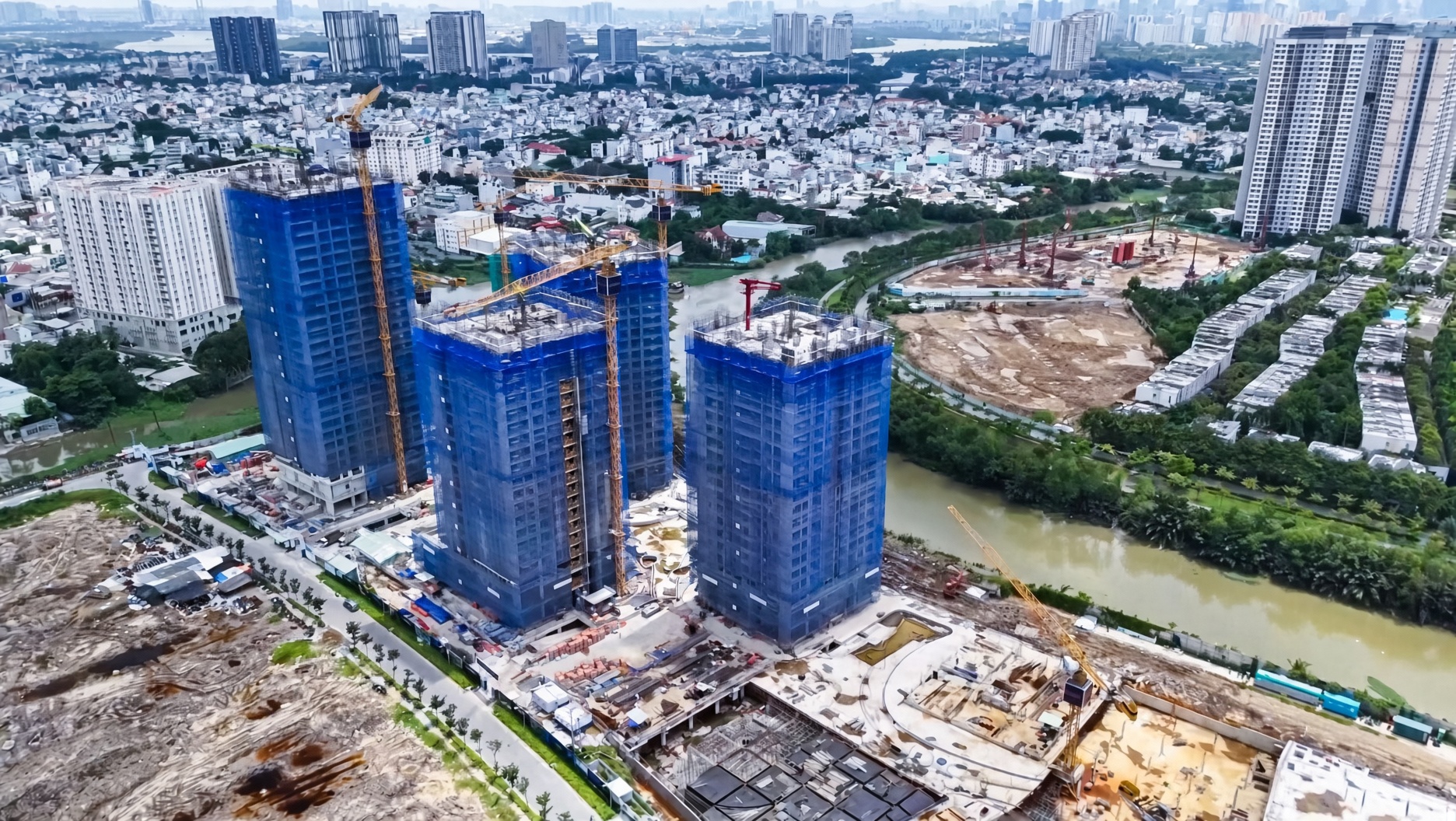Không gian công viên ven sông và bến du thuyền biệt lập của dự án The Privé