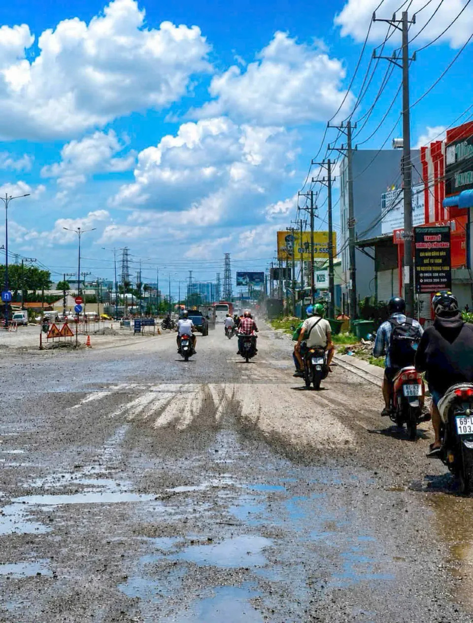 Mở rộng quốc lộ 13: Mặt đường Quốc lộ 13 đoạn qua phường Thuận An đang đào xới, nâng nền tháng 8/2026 Mở rộng quốc lộ 13: Mặt đường Quốc lộ 13 đoạn qua phường Thuận An đang đào xới, nâng nền tháng 8/2026
