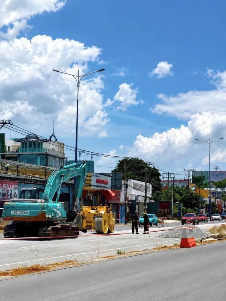 Máy xúc và xe lu thi công nền đường Quốc lộ 13 đoạn qua phường Thuận An