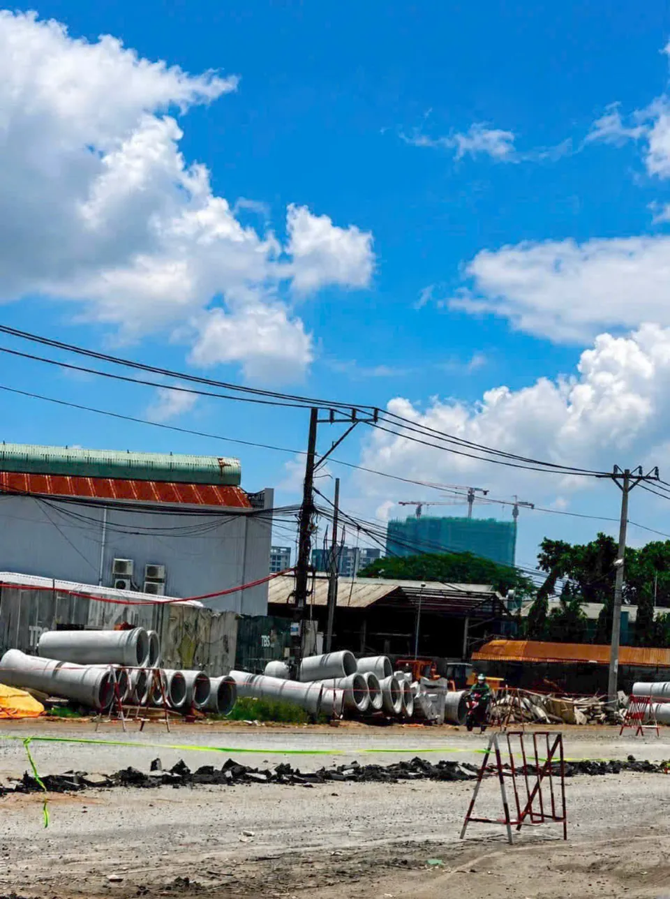 Mở rộng quốc lộ 13: Ống cống bê tông tập kết dọc Quốc lộ 13 đoạn qua phường Thuận An Mở rộng quốc lộ 13: Ống cống bê tông tập kết dọc Quốc lộ 13 đoạn qua phường Thuận An