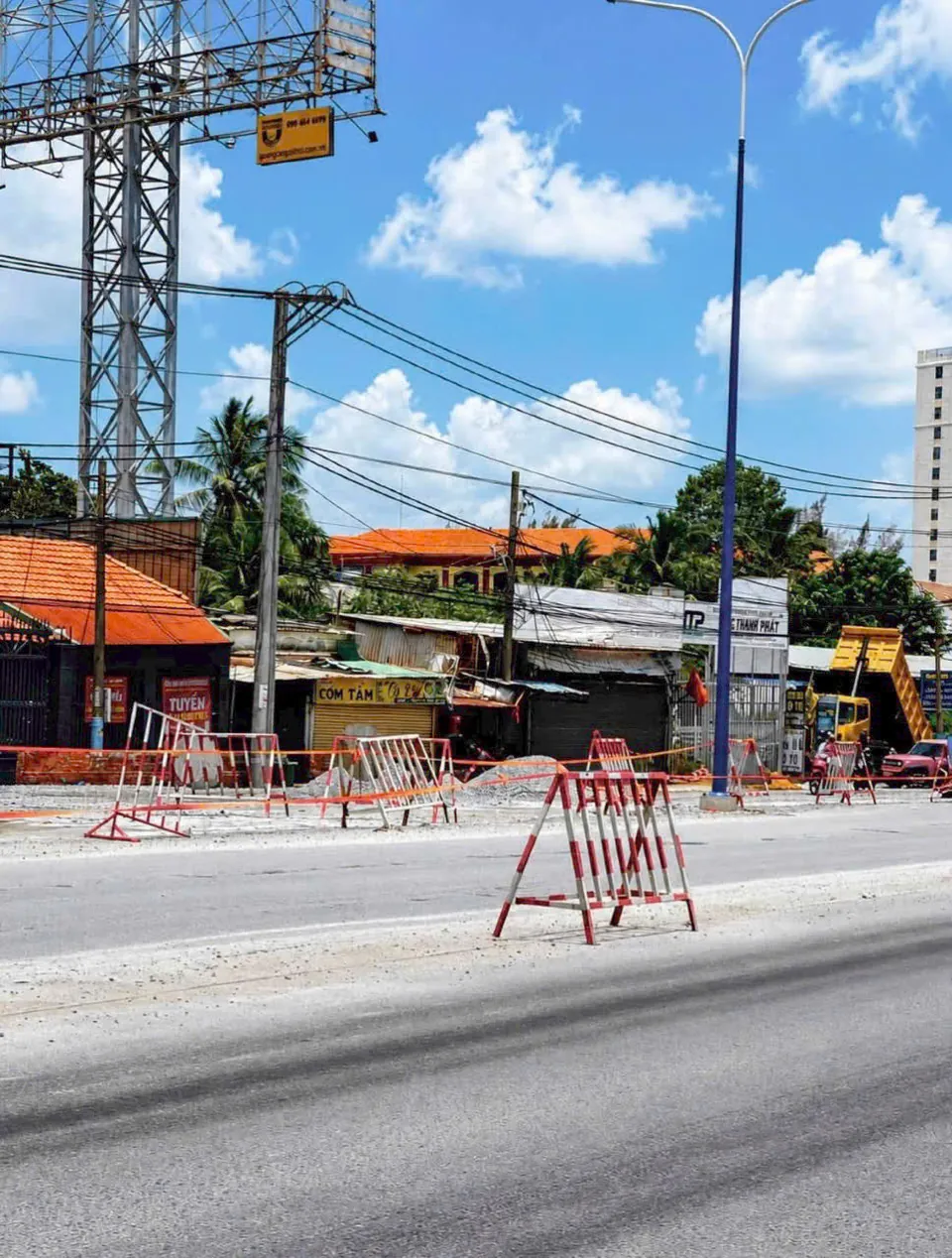 Rào chắn phân làn thi công trên Quốc lộ 13 đoạn đã trải nhựa mới