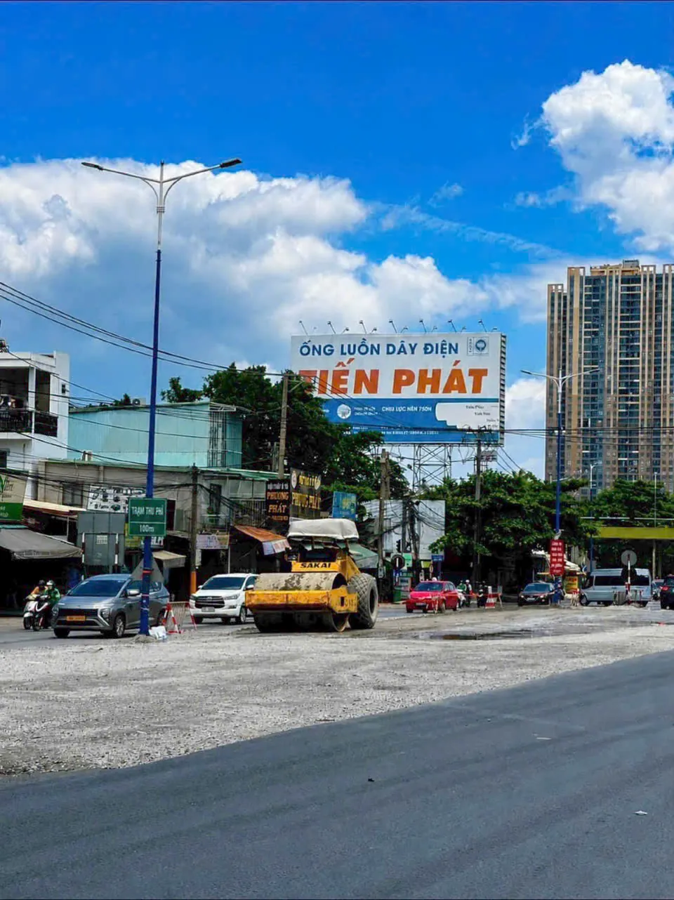 Xe lu hoàn thiện lớp nhựa mới trên Quốc lộ 13 đoạn qua phường Thuận An Xe lu hoàn thiện lớp nhựa mới trên Quốc lộ 13 đoạn qua phường Thuận An
