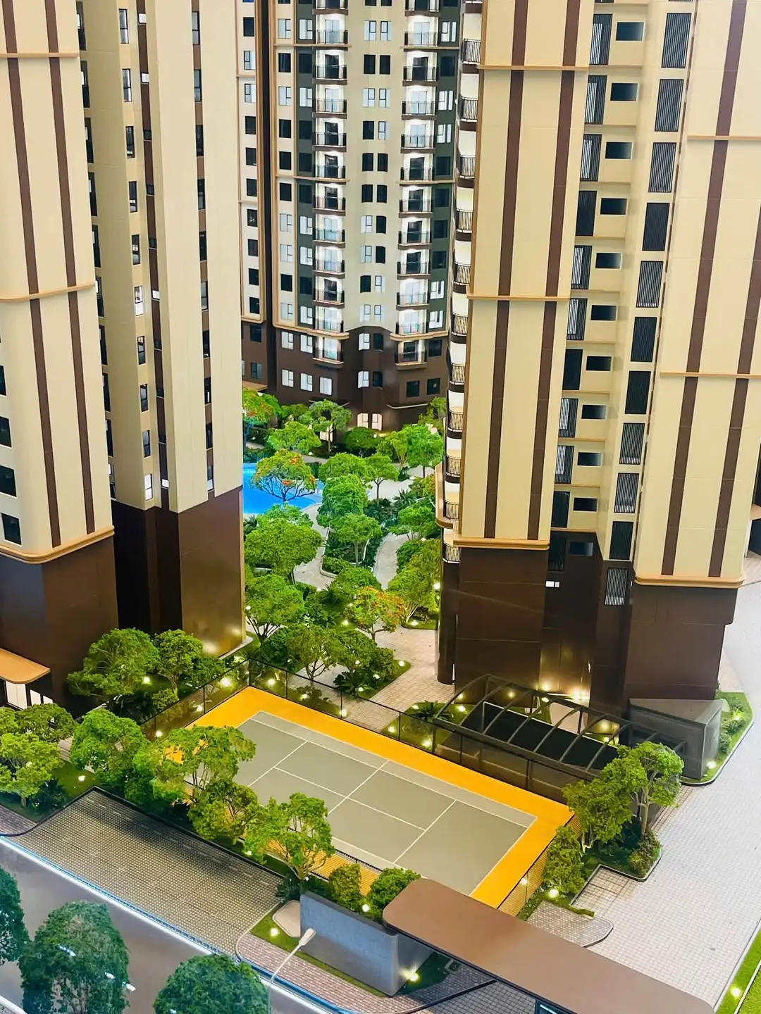 Sa bàn sân thể thao giữa các tháp căn hộ Norton Park, phía sau có hồ bơi và cây xanh