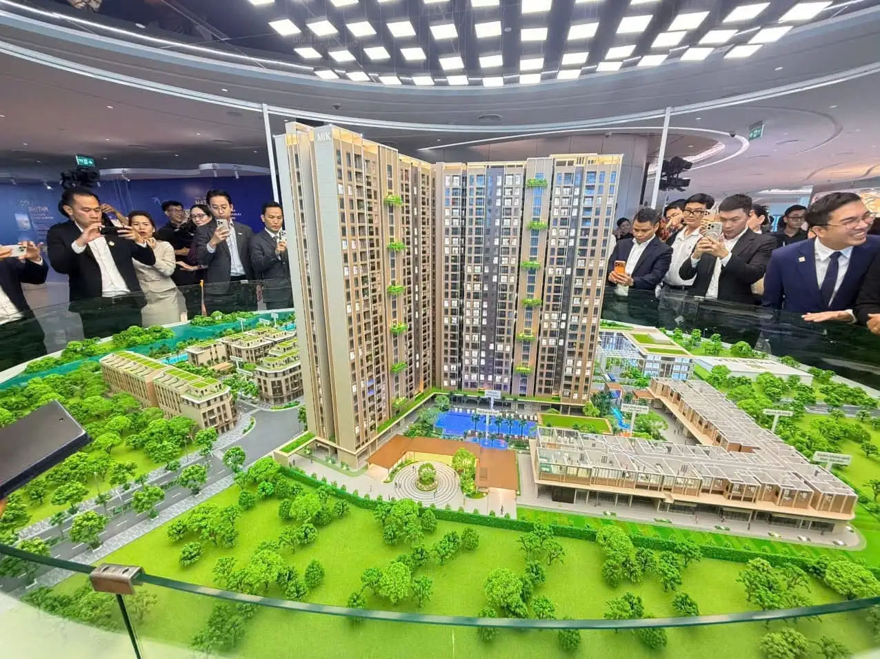 Nhà mẫu Imperia Sensa Park: sa bàn tháp căn hộ cao tầng và các dãy nhà phố thấp tầng