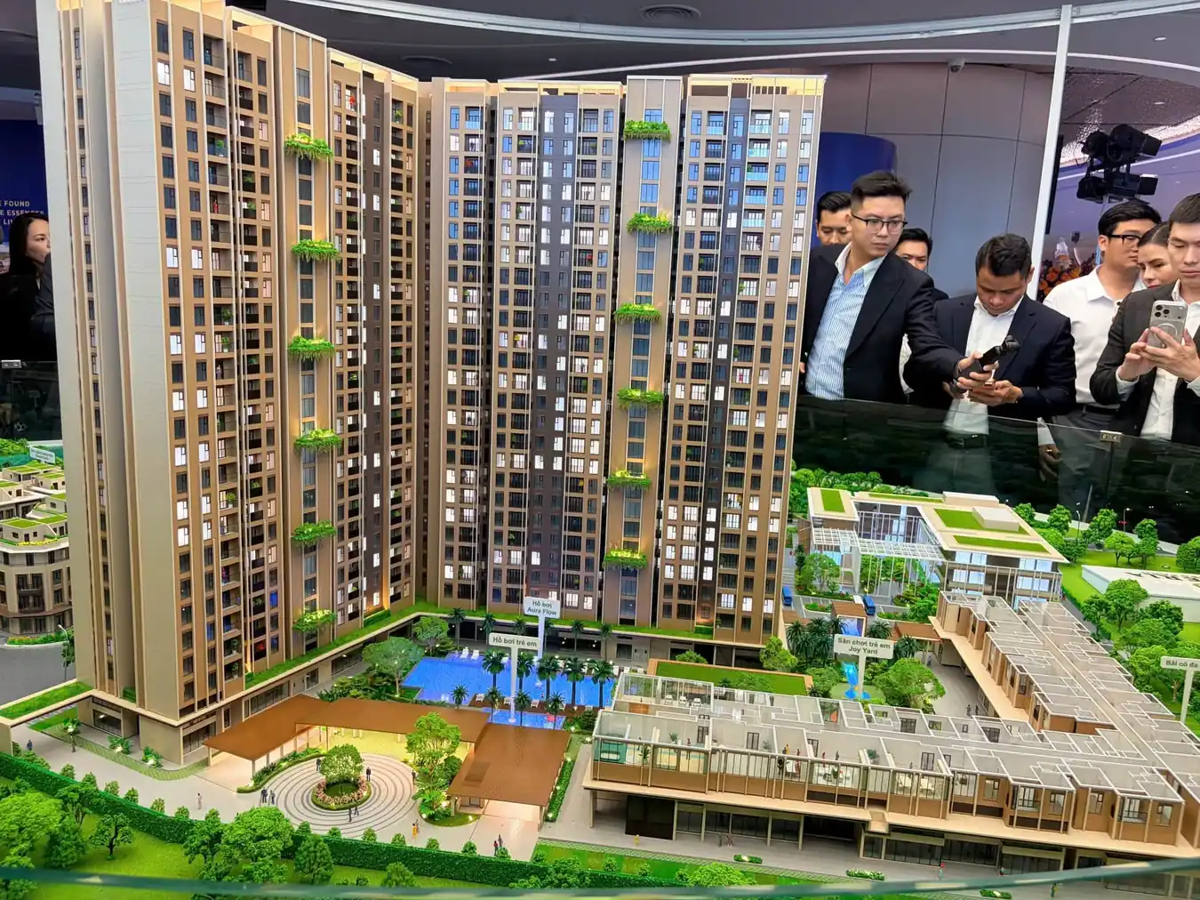 Sa bàn tiện ích nội khu, hồ bơi trung tâm và sảnh đón clubhouse