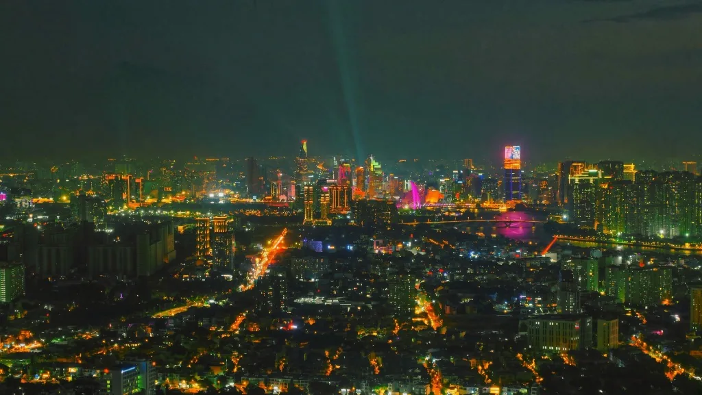 Tầm view đêm skyline Quận 1 và Thủ Thiêm từ căn hộ Eaton Park