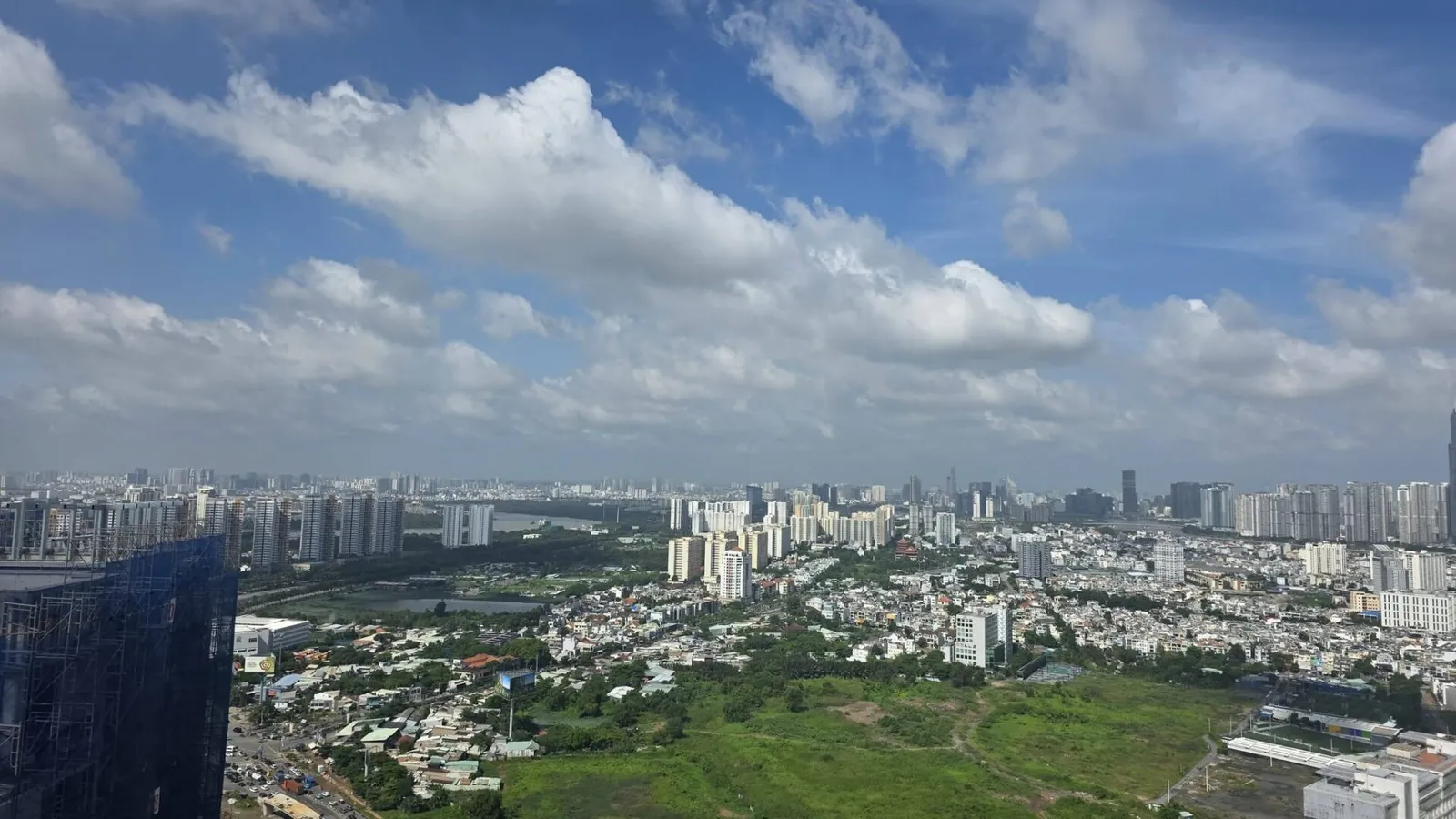 Tầm view ban ngày tầng cao tháp A3 A4 Eaton Park nhìn về trung tâm thành phố