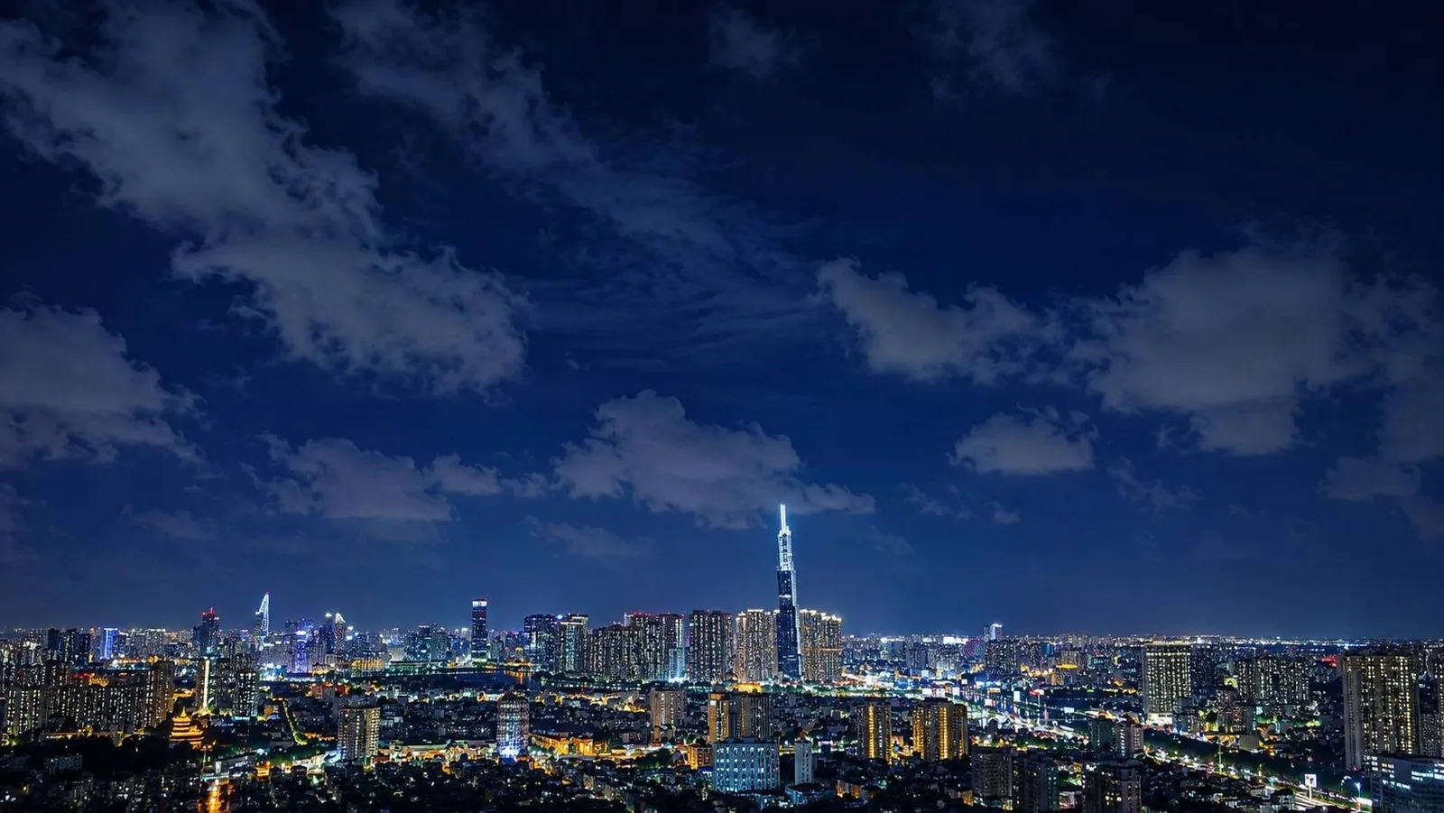 Cảnh đêm hướng Landmark 81 nhìn từ tháp A3 A4 Eaton Park