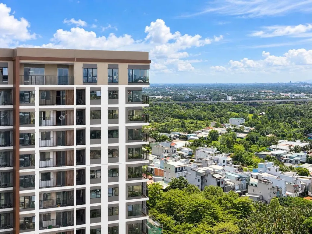 Tầm view panorama khoáng đạt nhìn về mảng xanh sinh thái và tuyến cao tốc từ tháp Elysian
