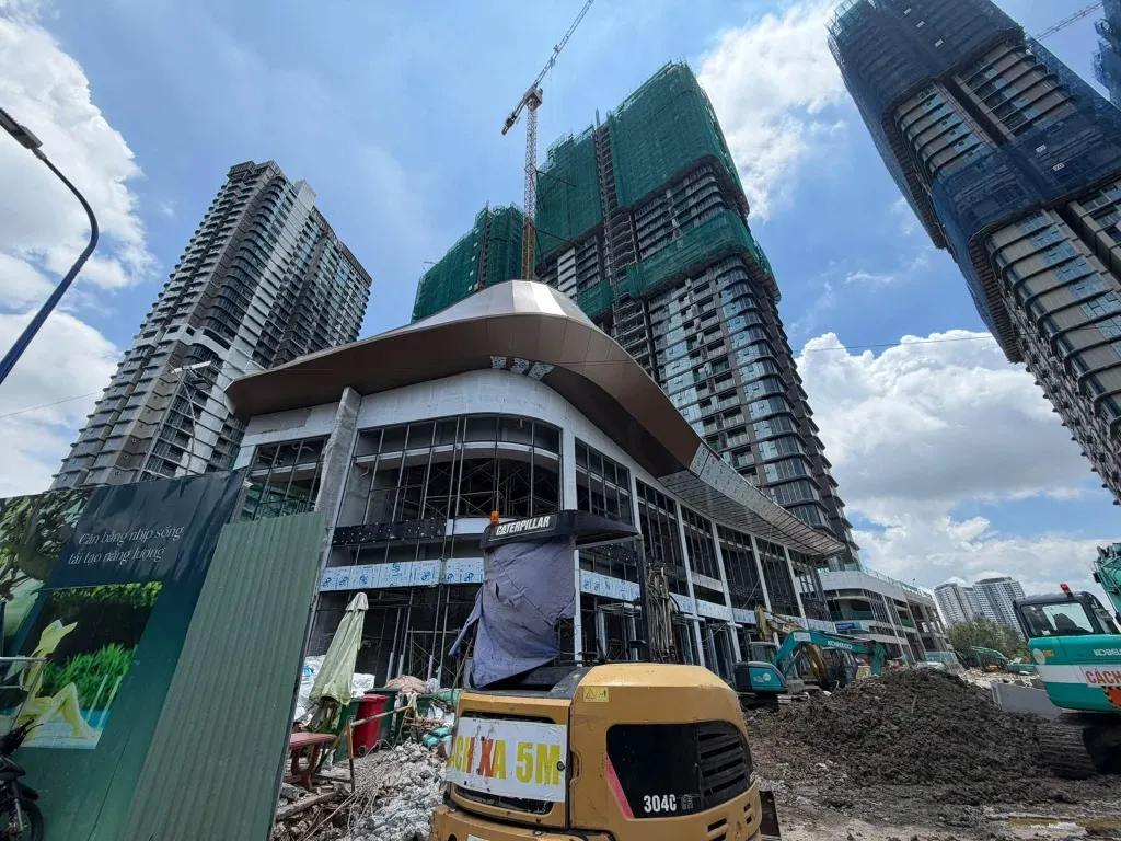 Công trường thi công khối đế shophouse tháp A3 A4 Eaton Park tháng 9 2026