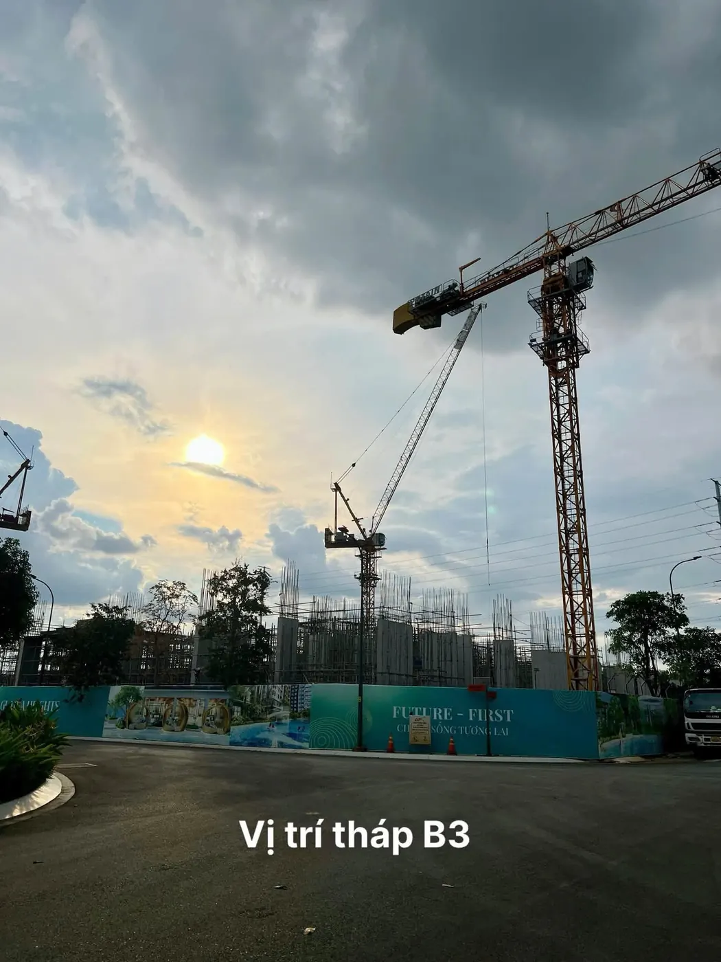 Khu vực được ghi chú tháp B3 Gladia Heights, có giàn giáo và vách bê tông