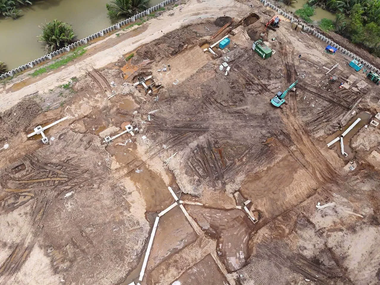 Máy đào đang xẻ rãnh thi công hạ tầng ngầm kỹ thuật