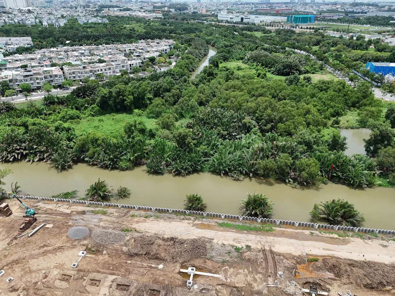 Tuyến kè cừ bê tông chạy dài dọc bờ sông Rạch Chiếc