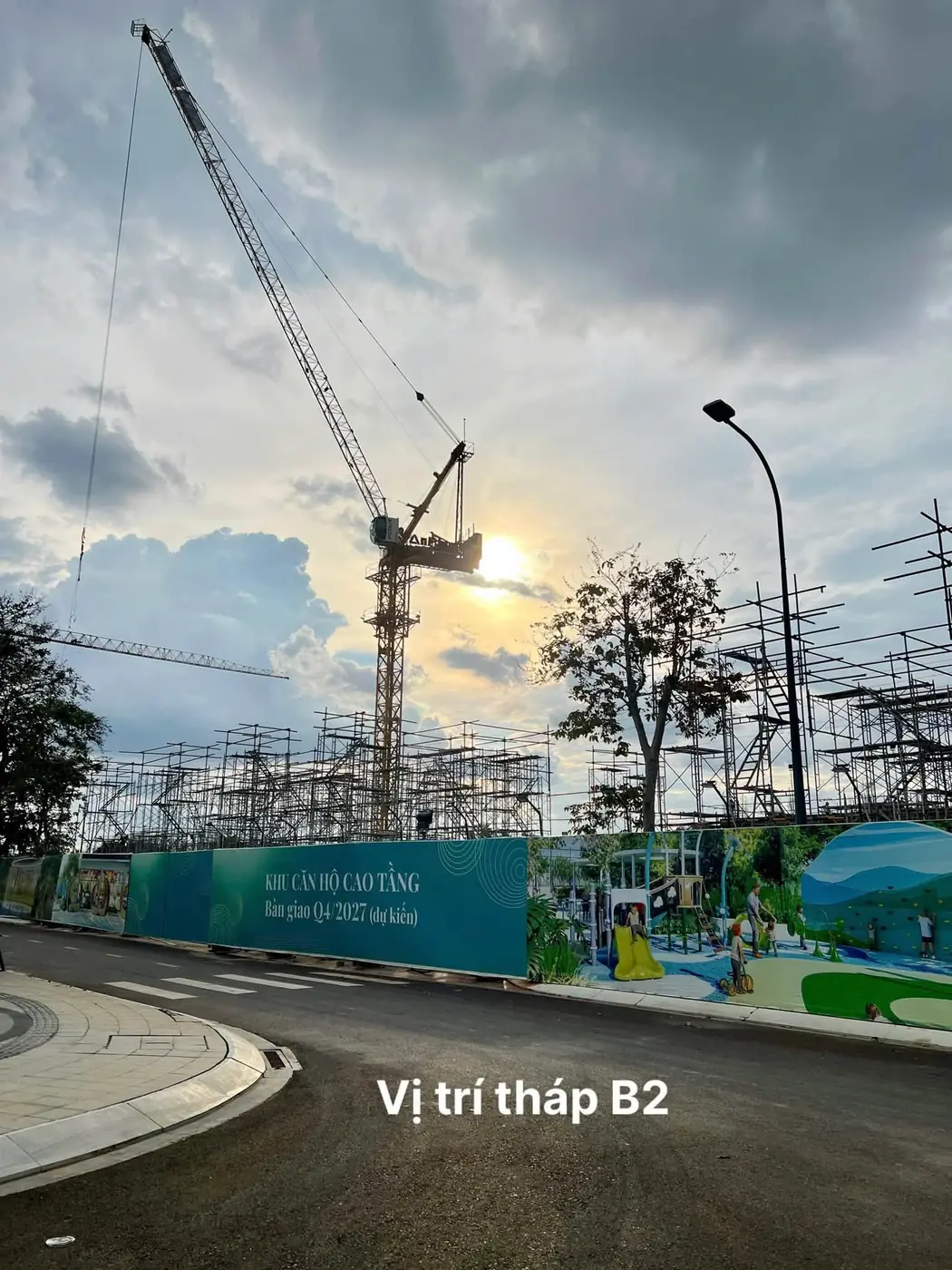 Ảnh khu vực tháp B2 Gladia Heights với cẩu tháp, giàn giáo và pano tiến độ