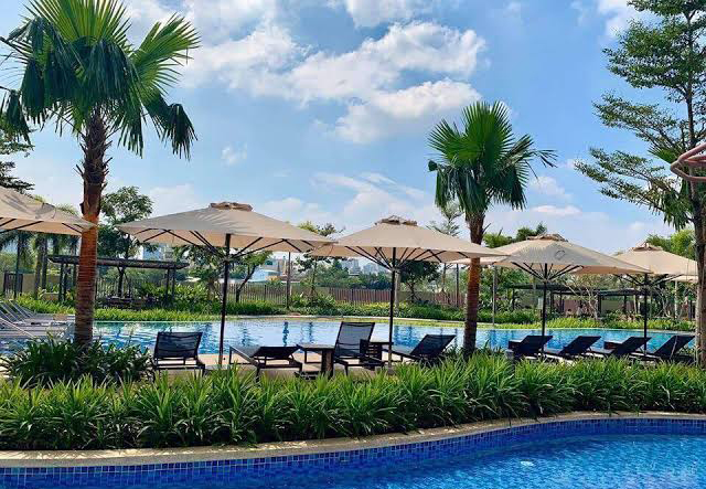 Hồ bơi tràn bờ resort phong cách nghỉ dưỡng thư giãn tại căn hộ Palm Heights Palm City