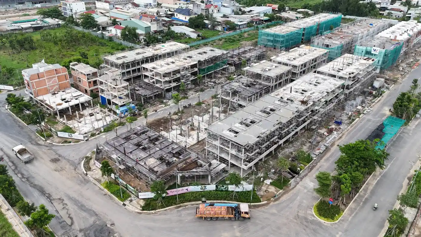 Ảnh các dãy nhà thấp tầng Springville trong giai đoạn xây dựng