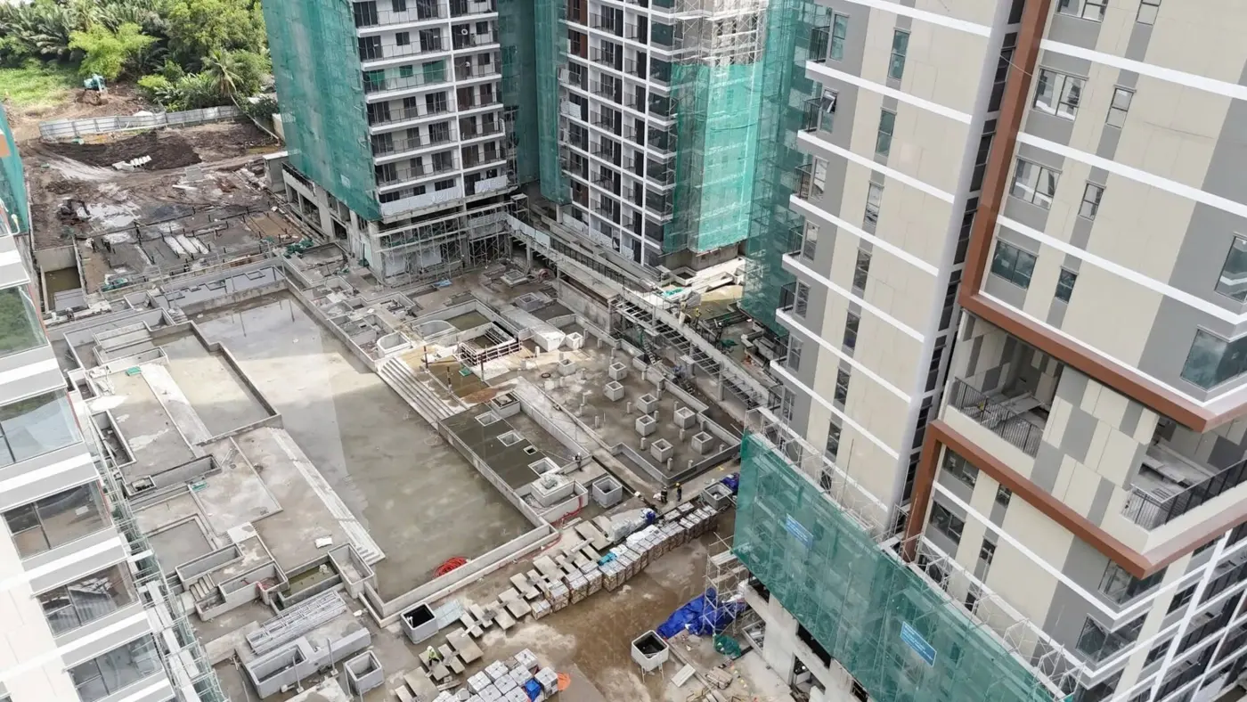 Ảnh khu vực hồ bơi và sân trong Elysian đang thi công