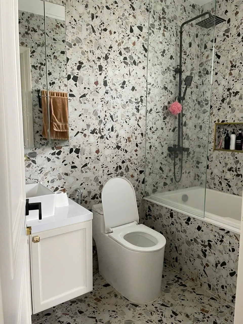 Phòng tắm căn hộ Palm Heights với bồn tắm nằm