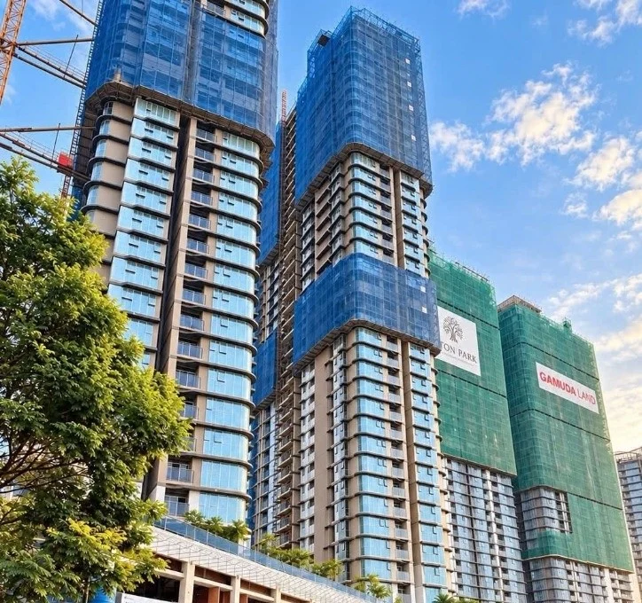 So sánh Eaton Park Gladia Heights qua mặt kính và khối đế Eaton Park