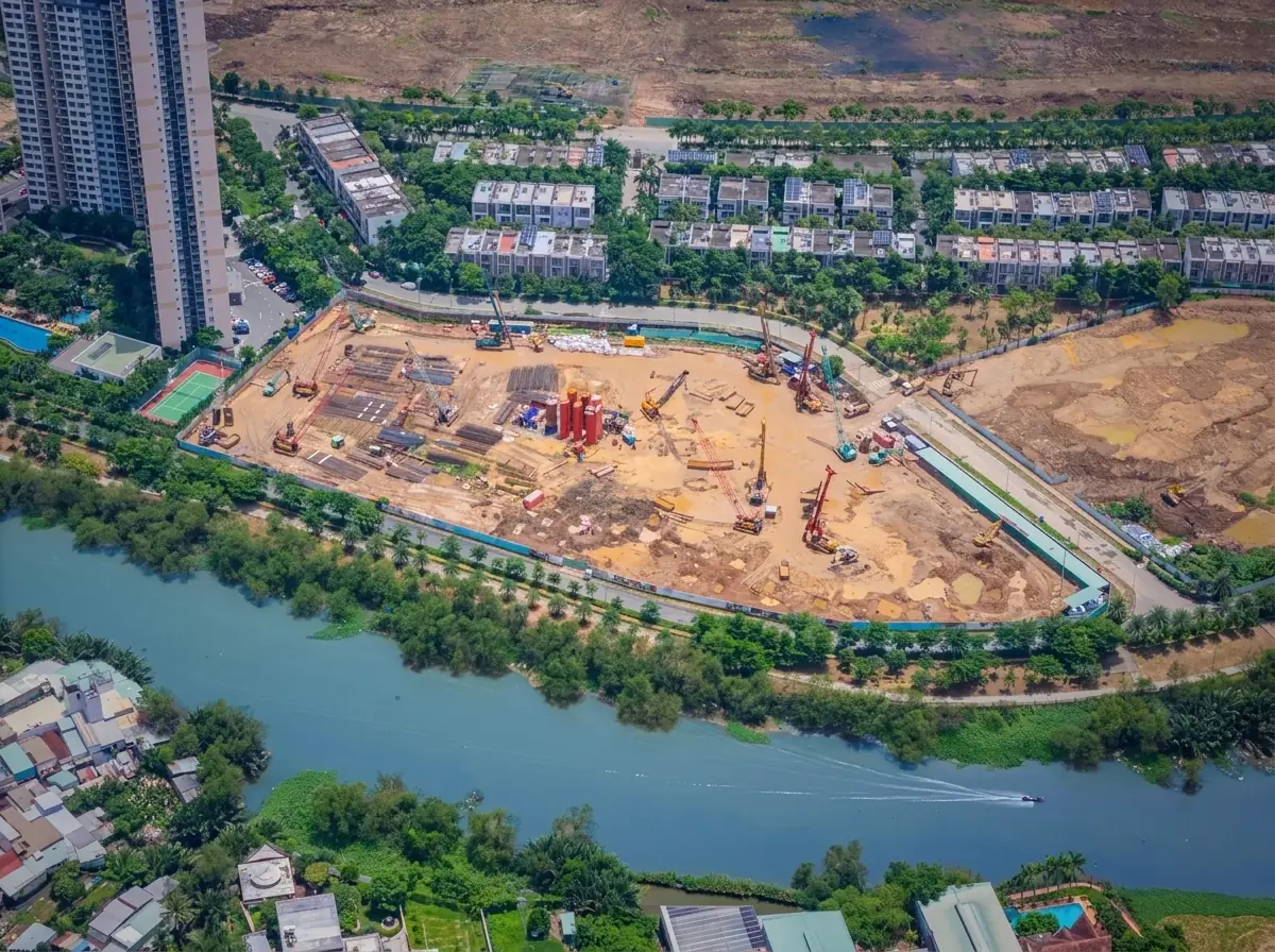 Công trường Palm River tháng 10/2026 Công trường thi công dự án căn hộ Palm River ven sông Giồng Ông Tố tháng 10/2026
