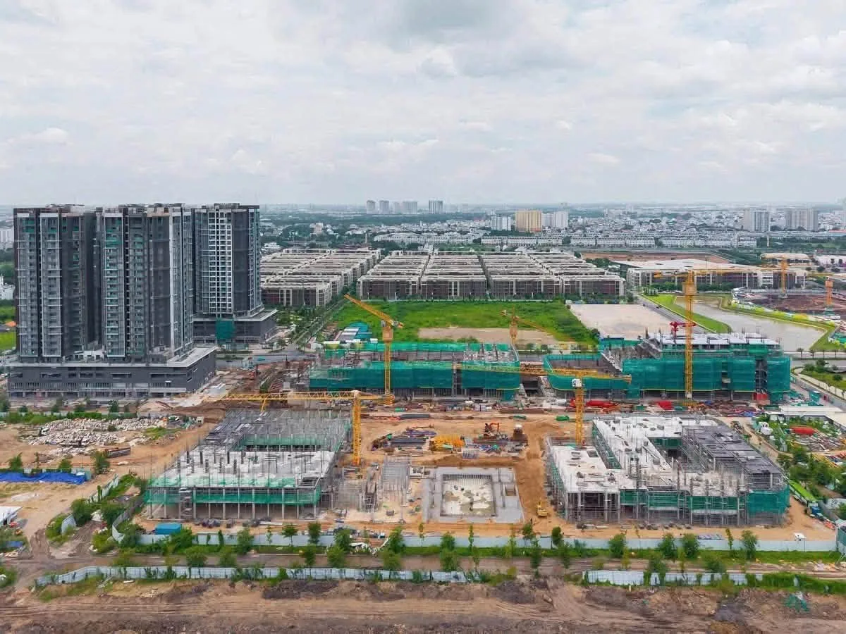 Công trường với cần cẩu trong bài so sánh Masteri Cosmo Central và Gladia Heights