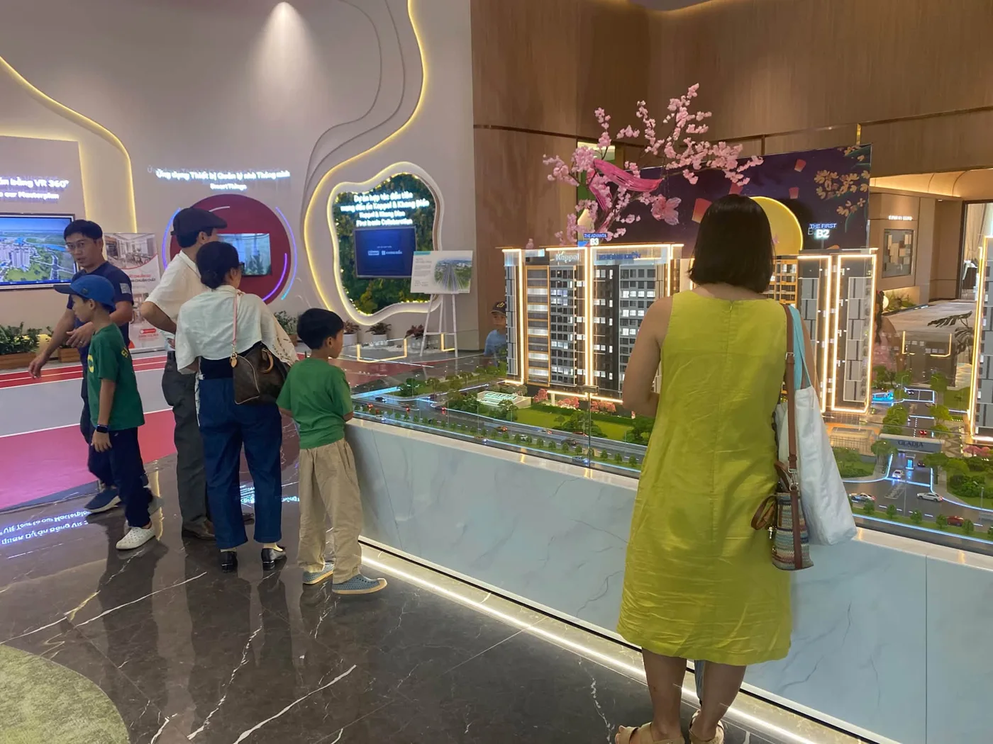 Gia đình tham quan sa bàn tháp căn hộ Gladia Heights