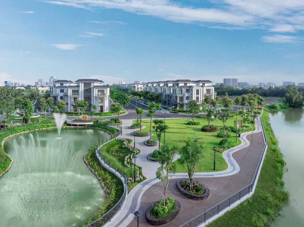 Hồ cảnh quan Gladia với vòi phun nước và đường dạo uốn quanh