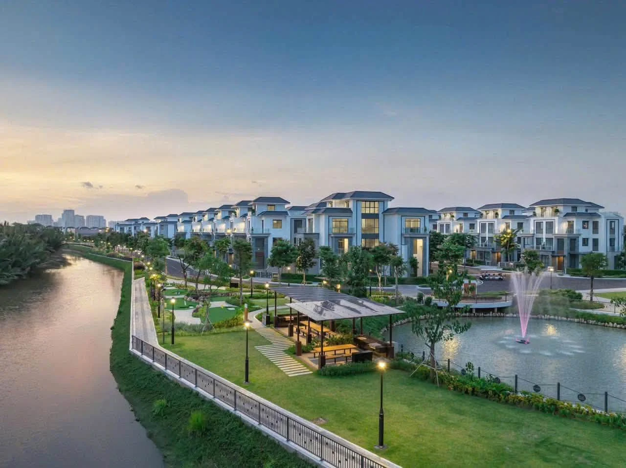 Đường dạo ven sông Gladia Heights lúc hoàng hôn với ghế nghỉ