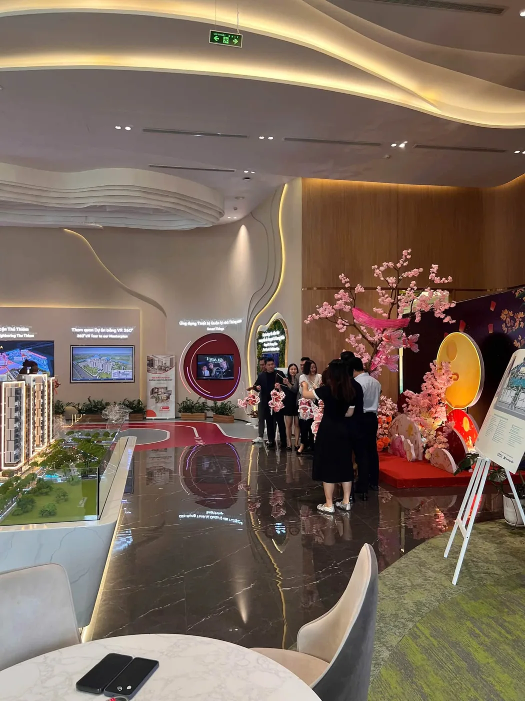 Sảnh tiếp khách Gladia Heights với ghế ngồi và hoa trang trí