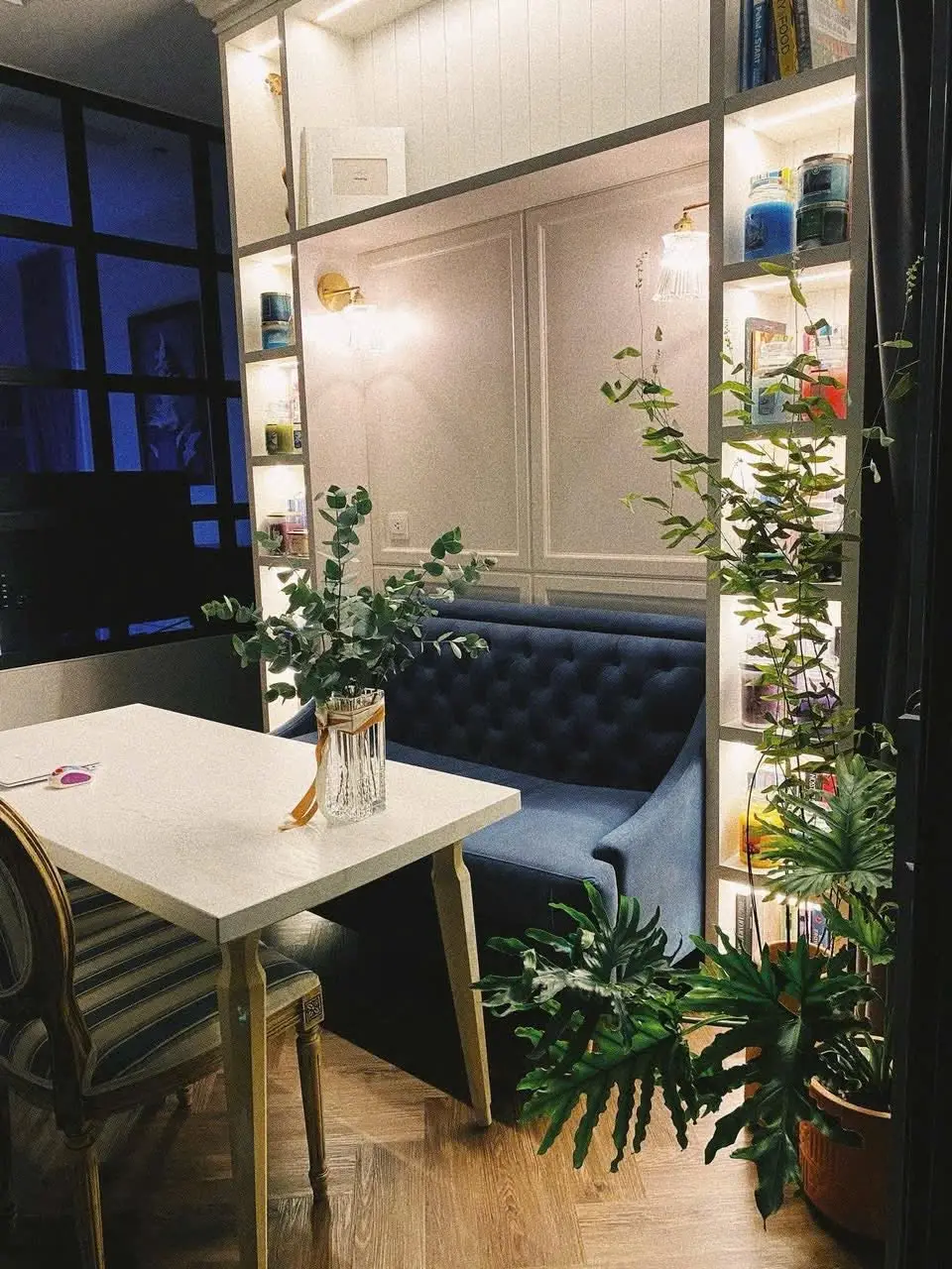 Bàn ăn và kệ trang trí căn hộ Palm Heights Bàn ăn và kệ trang trí căn hộ Palm Heights