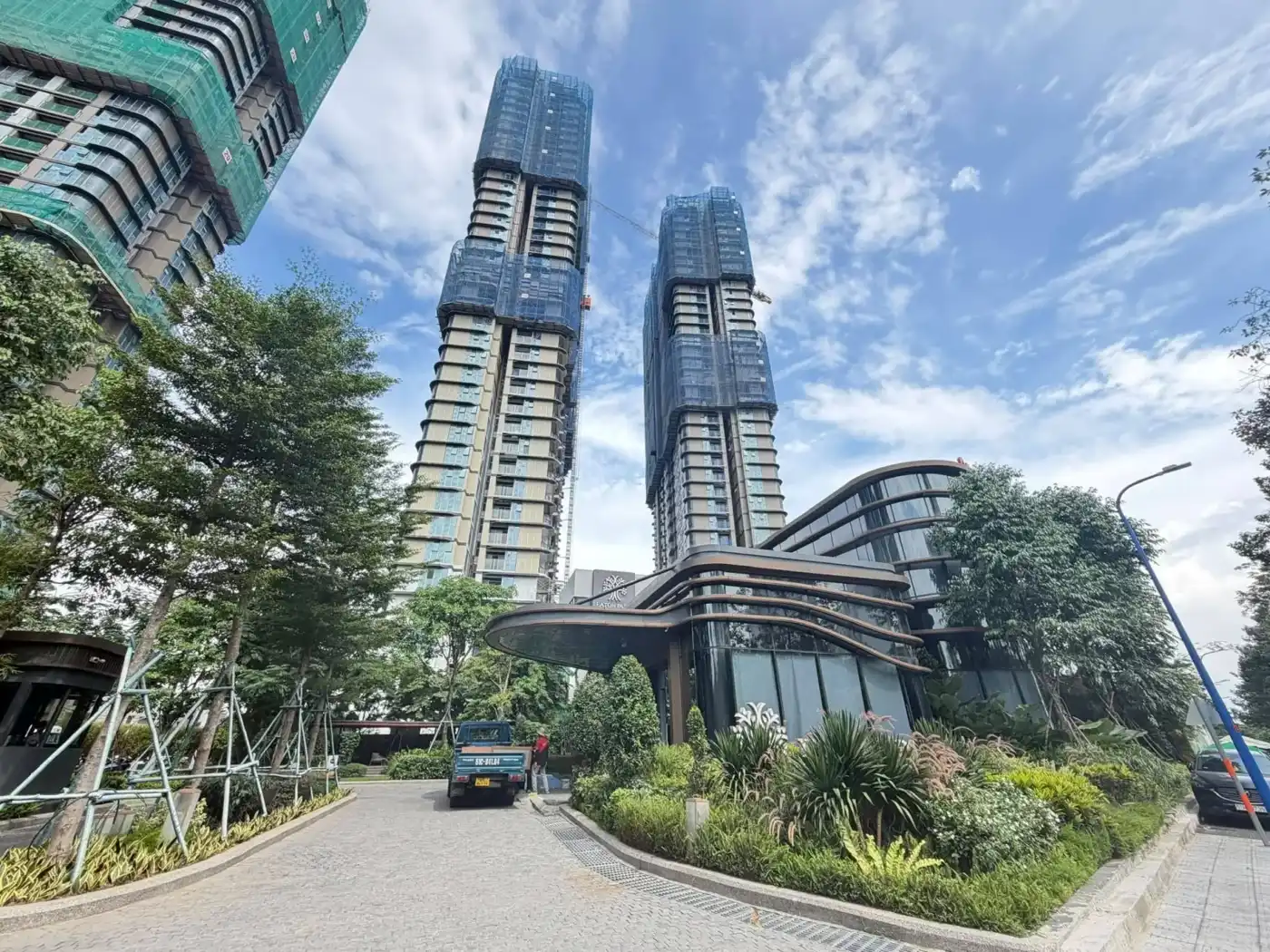 Hai tháp Eaton Park và khối công trình phía trước