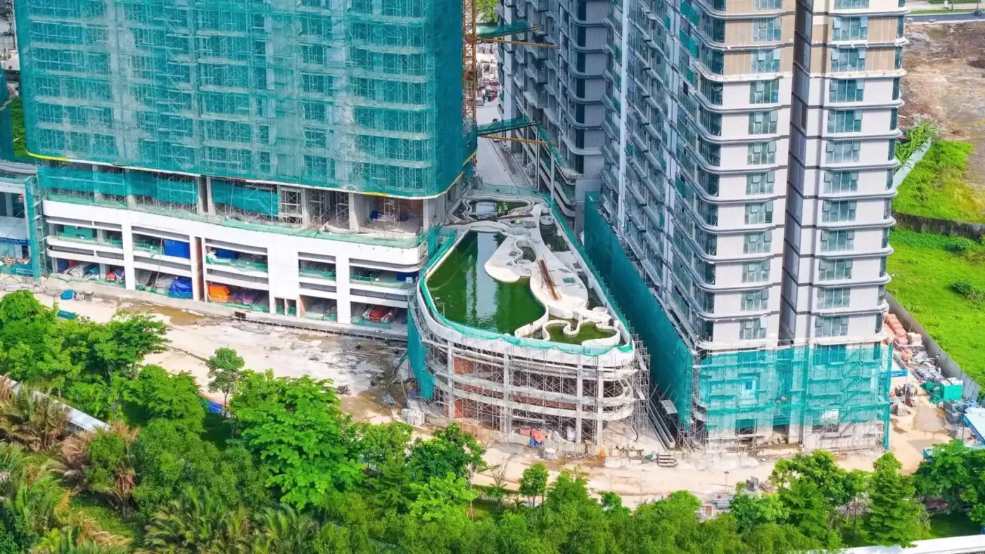 Ảnh hồ bơi trên khối đế Eaton Park trong giai đoạn thi công