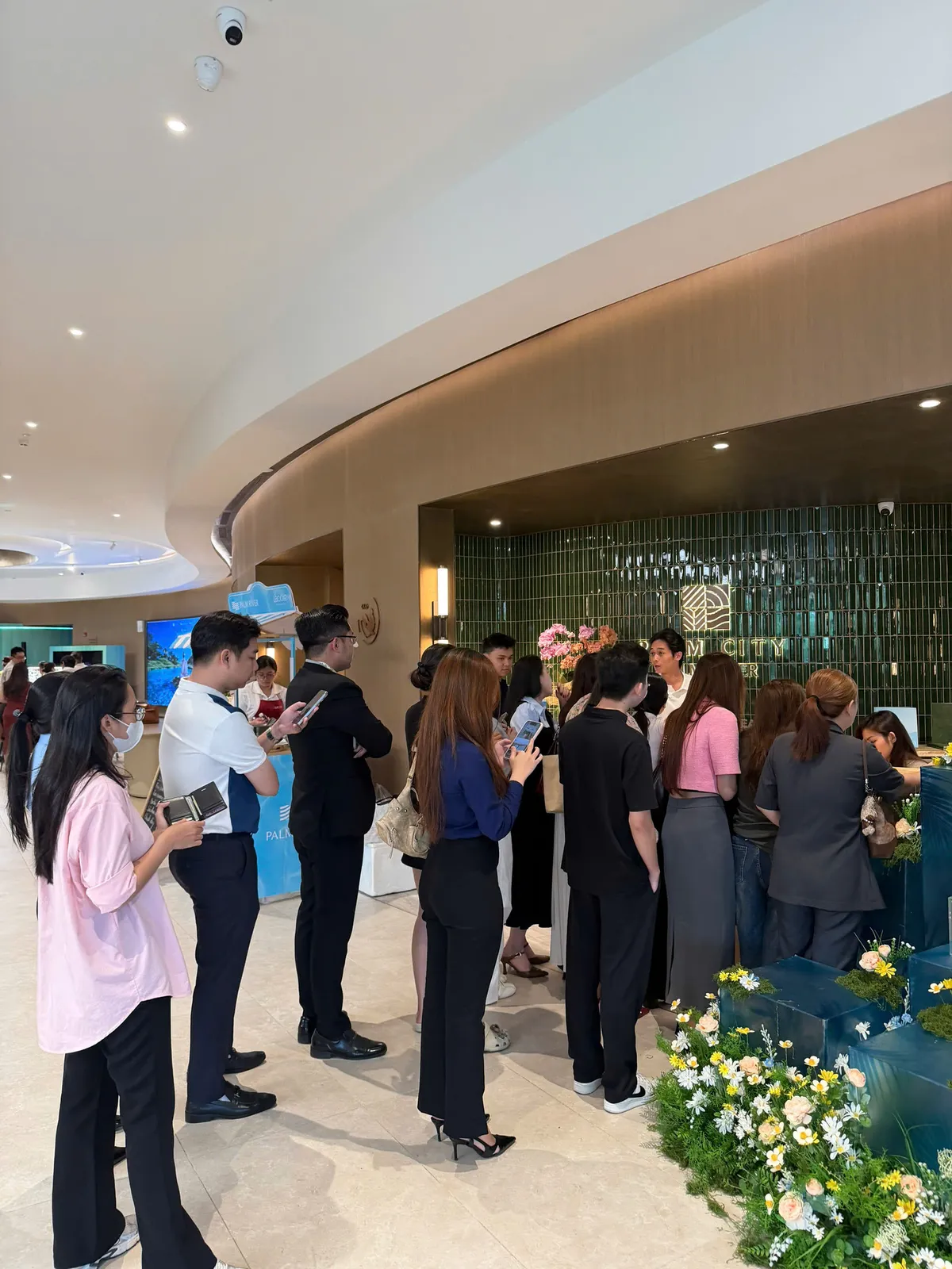 Khách hàng xếp hàng tại quầy làm thủ tục ráp căn Palm River