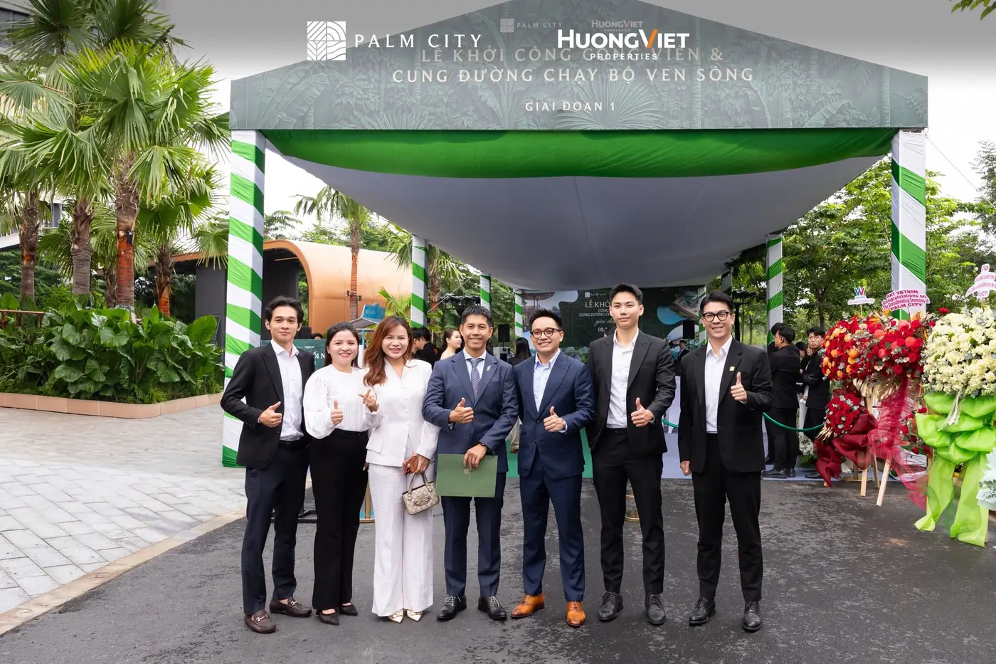 Khách mời tham dự lễ khởi công công viên Palm City trước cổng khu vực sự kiện