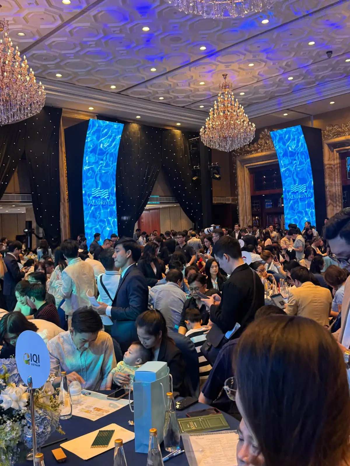 Khu vực bàn khách trong hội trường sự kiện