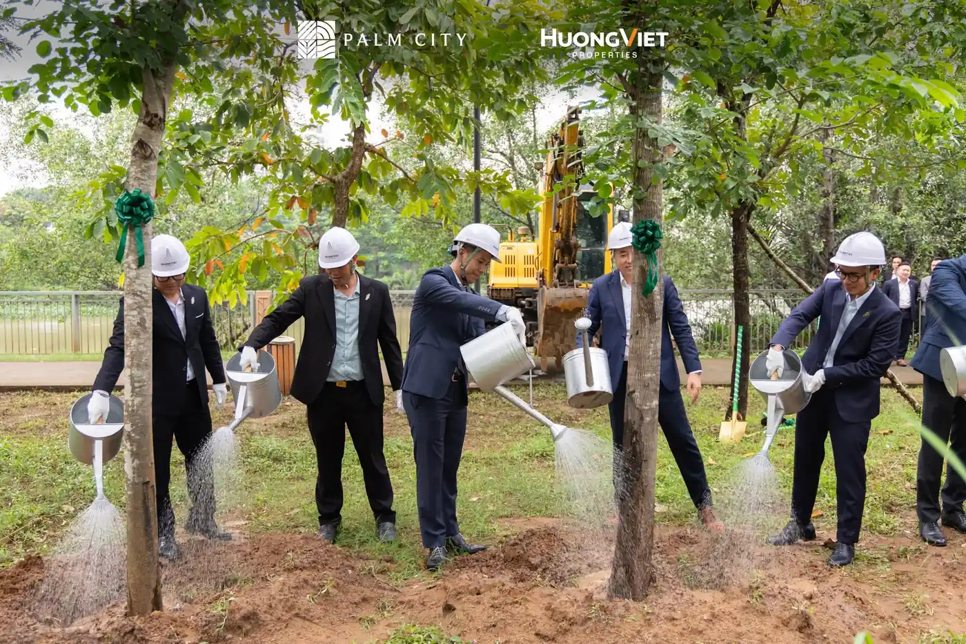Nghi thức tưới cây trên dải đất ven sông Palm City sáng ngày 08/10/2026