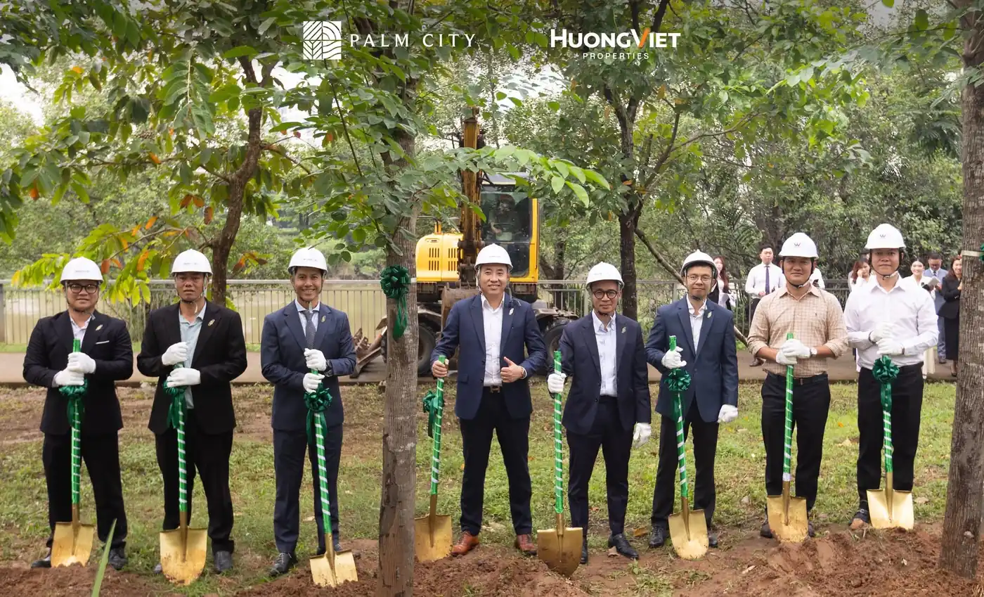 Nghi thức cầm xẻng tượng trưng tại khu đất thi công ven sông cùng máy móc công trường