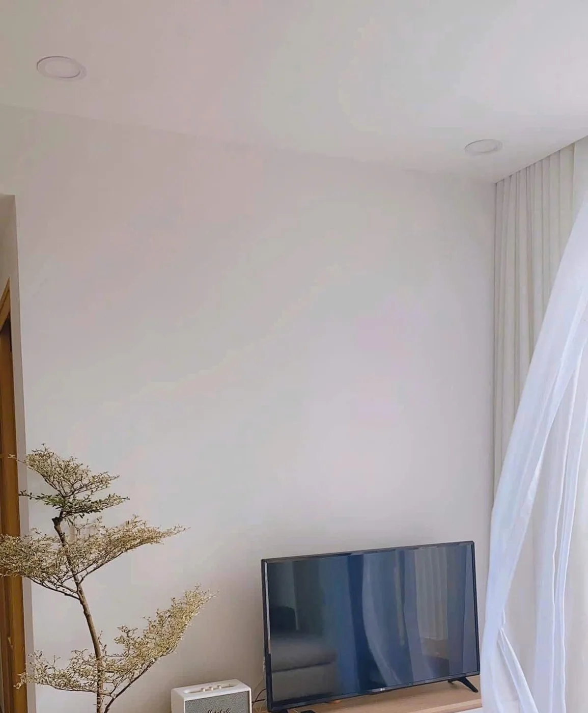 Kệ tivi và ban công trong bài bán căn hộ Palm Heights