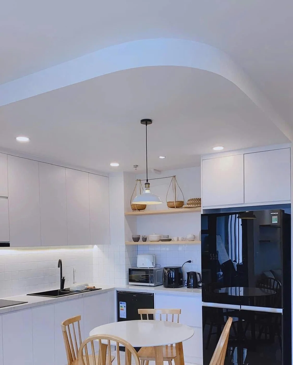Bếp và bàn ăn trong bài bán căn hộ Palm Heights