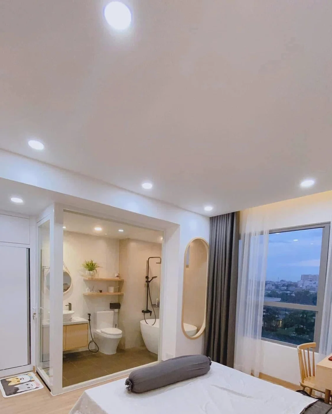 Phòng ngủ master vách kính en-suite căn hộ Palm Heights 80m2
