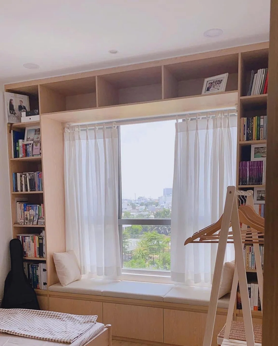 Phòng ngủ nhỏ có bay window đọc sách căn hộ Palm Heights 80m2