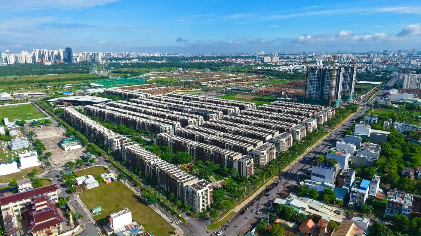 Toàn cảnh thực tế thi công dãy nhà phố thương mại và tháp cao tầng