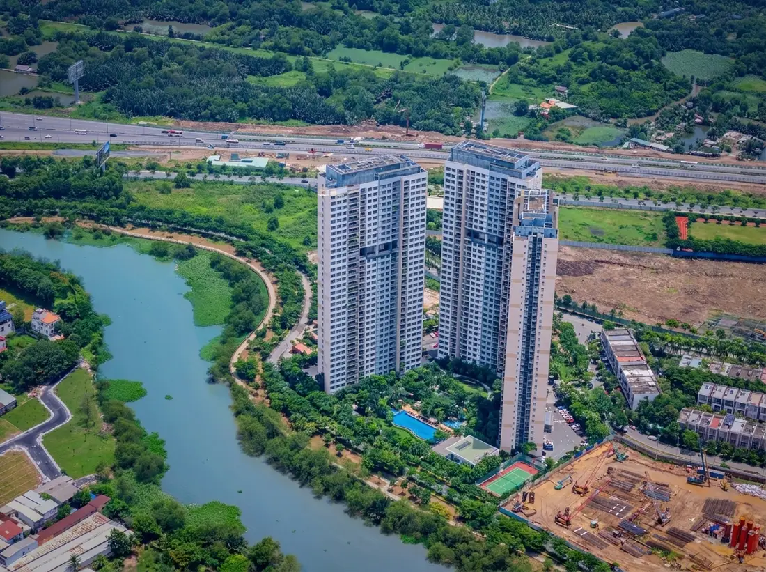 Cụm tháp căn hộ hiện hữu kề cận khu đất dự án Palm River tháng 10/2026