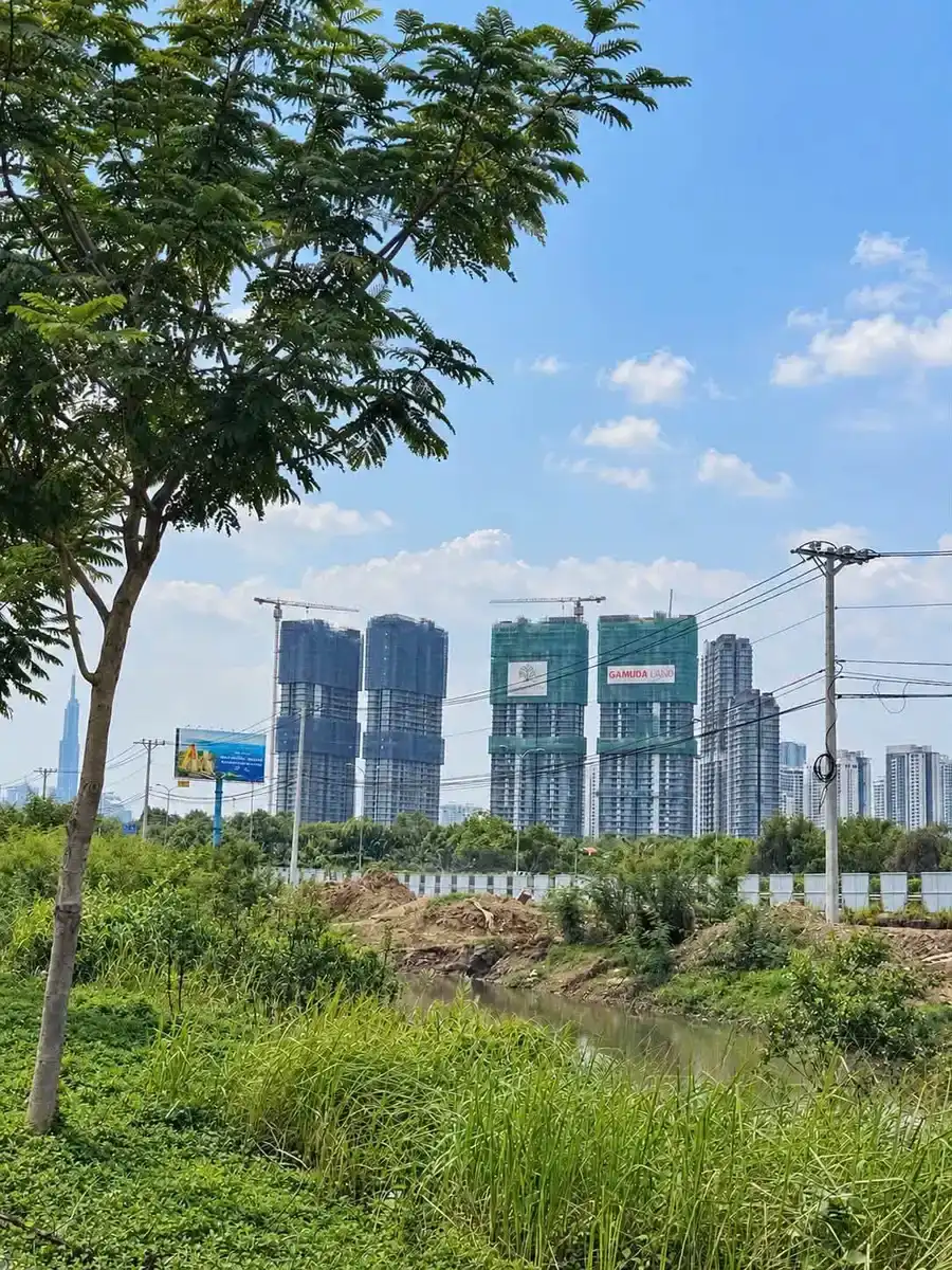 Các tháp Eaton Park nhìn từ rạch Bà Đạt